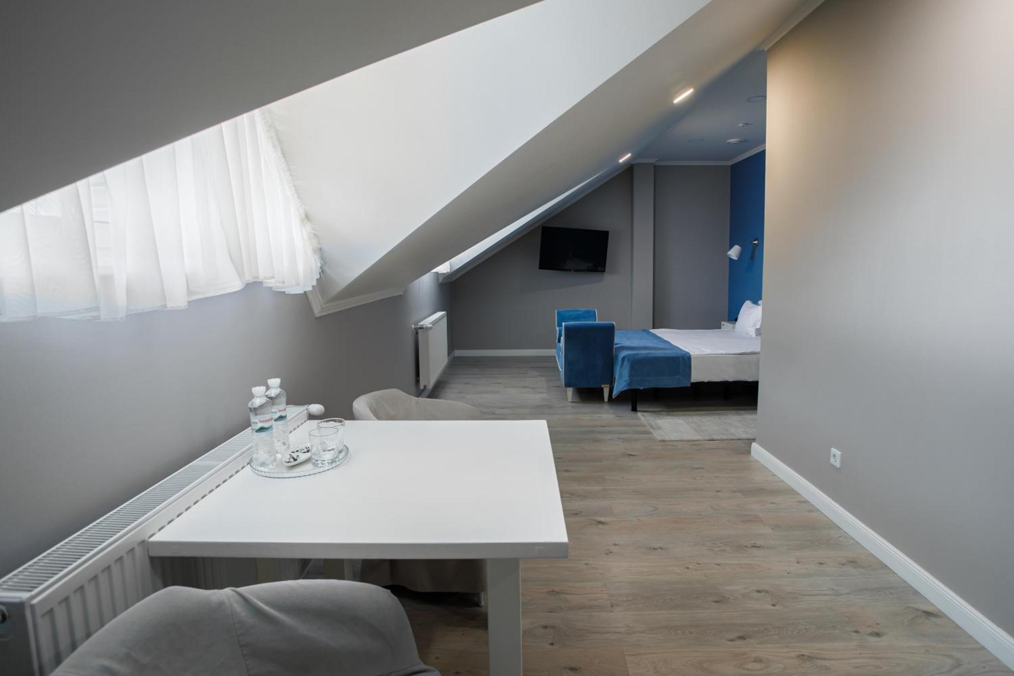 Rivoli Hotel Tjernivtsi Exteriör bild