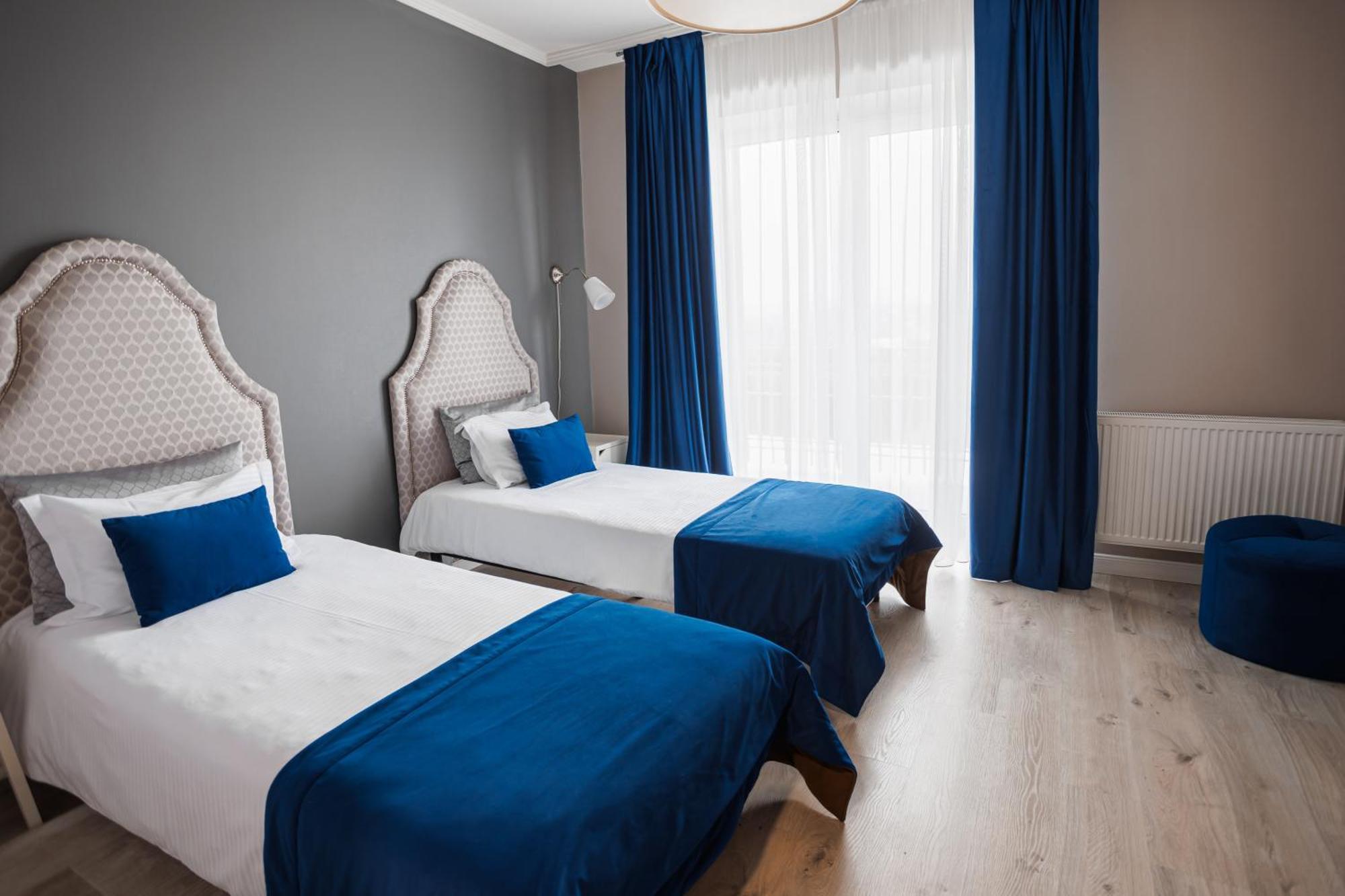 Rivoli Hotel Tjernivtsi Exteriör bild