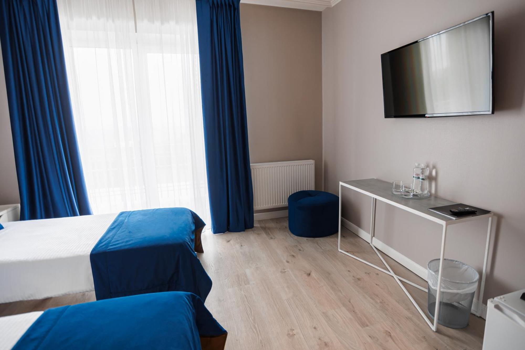 Rivoli Hotel Tjernivtsi Exteriör bild